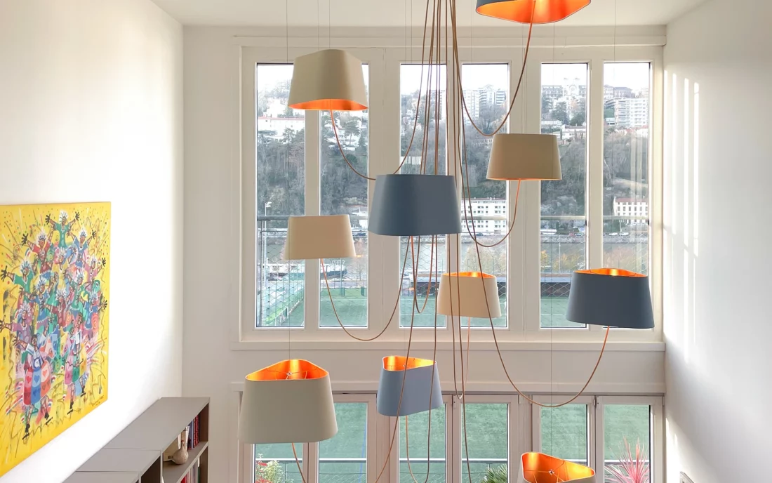 Vue sur le lustre nuage de Designheure depuis la mezzanine d'un appartement lyonnais rénové et décoré par le studio anata.