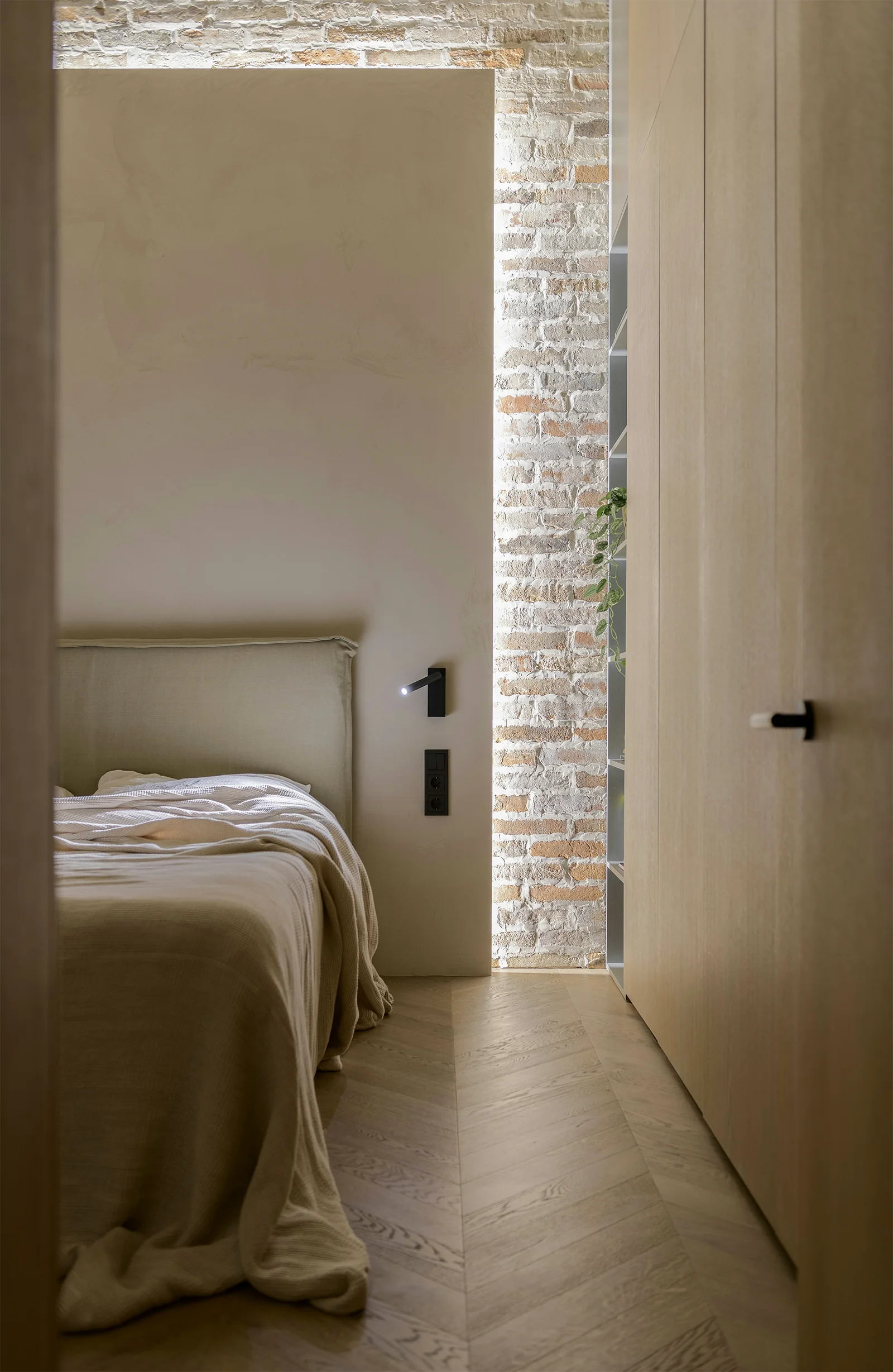 Renovation-maison-lyon-tete-lit-eclairage-led Rénovation maison à Lyon zoom sur la tête de lit rétro-éclairé par LED pour dans la suite parentale avec murs en pierres apparentes
